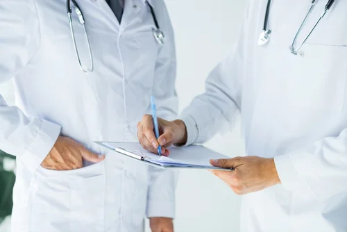 доктор записывает рекомендации после кодирования эспераль